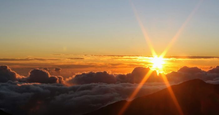 Východ slunce nad mořem mraků na vrcholu Haleakalā