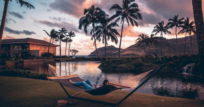 Resort s bazénem u havajské pláže