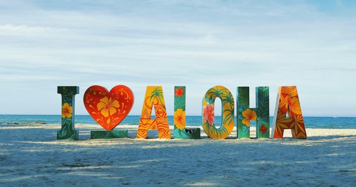 Havajský nápis Aloha na pláži