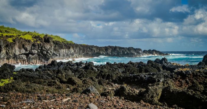 Pobřeží ostrova Maui u silnice Road to Hana