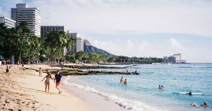 Pláž Waikiki na Oahu s panoramatem Honolulu a horou Diamond Head