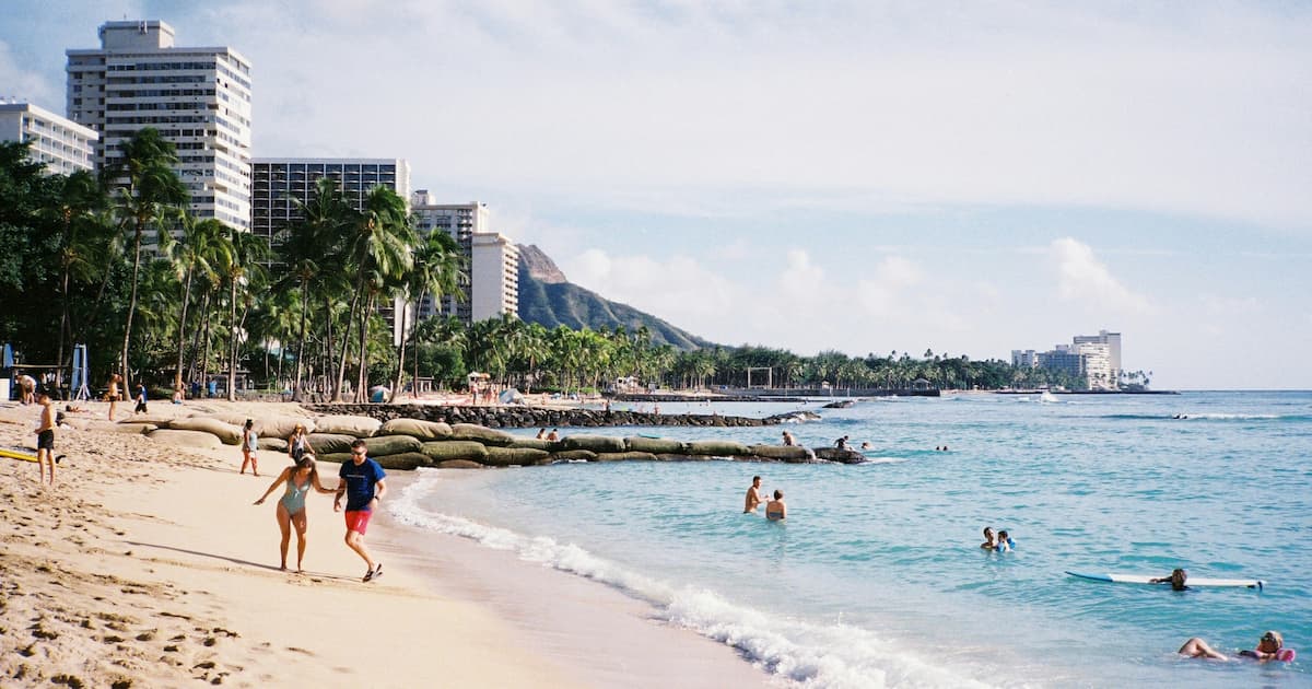 Pláž Waikiki na Oahu s panoramatem Honolulu a horou Diamond Head
