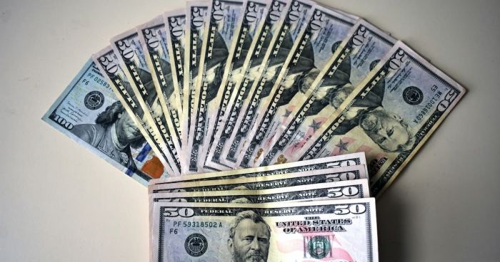 Americké dolary a platební karta