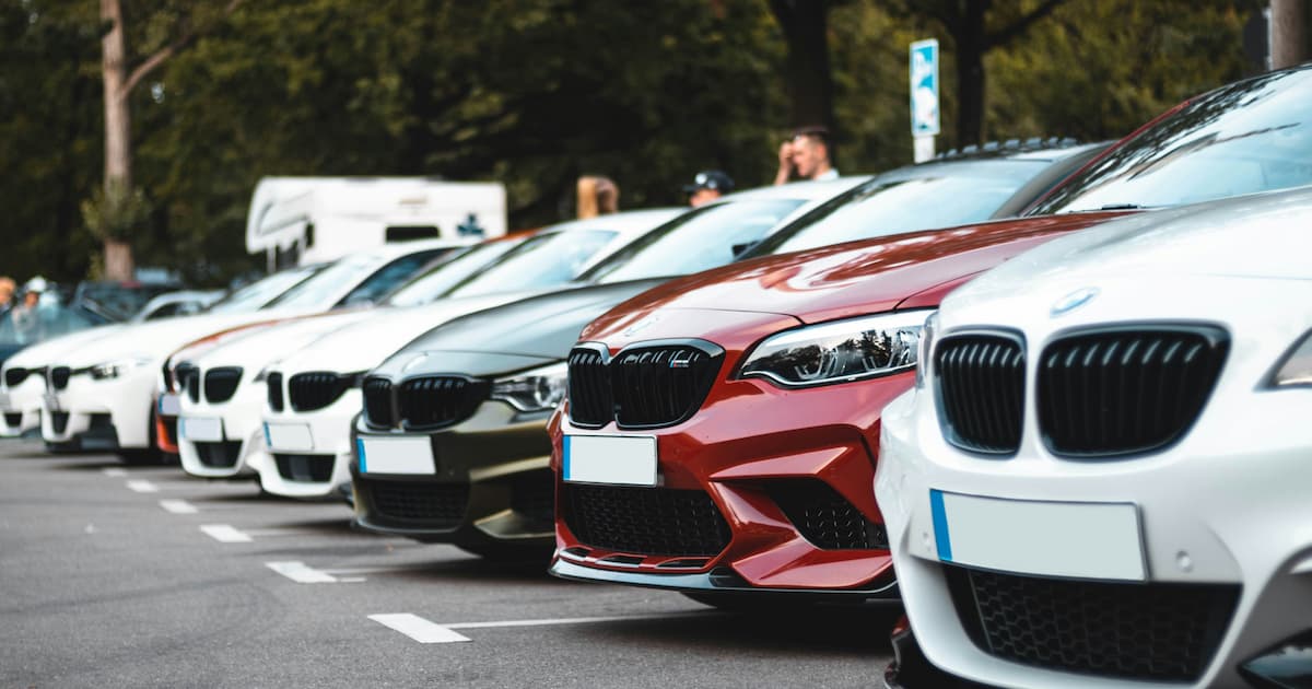 Auto na pobřežní silnici na Havaji