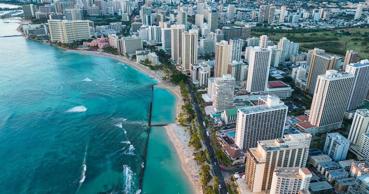 Pláž Waikiki s hotely a horou Diamond Head v pozadí